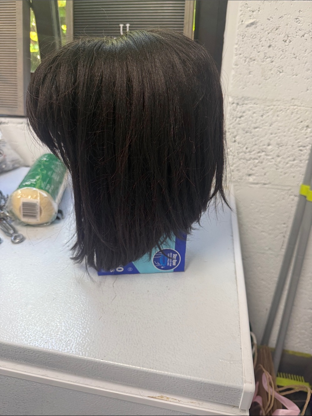 Very Dark Brown Wig - Short Bob with Bangs - EXCELLENT CONDITION Wig - Picture 2 of 7